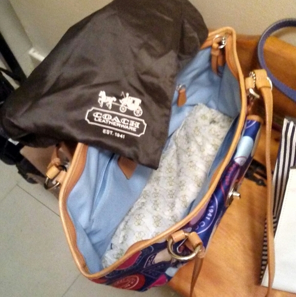 Handbags - Picture 7 of 16